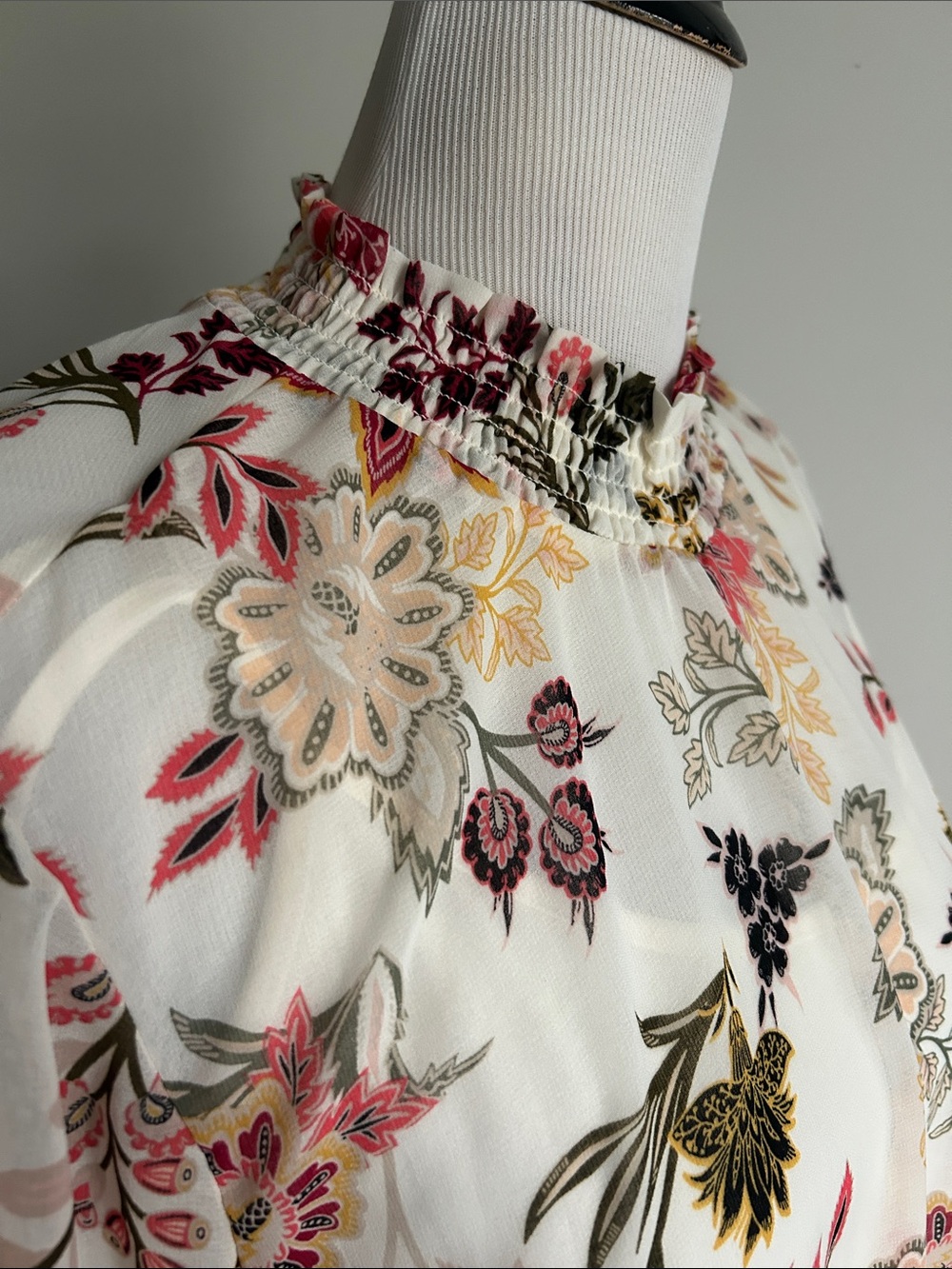 🌸🍁Ophelia Roe L Floral Tie-Hem Blouse - Ivory with Pink & Green Floral Print
